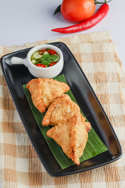 萨莫萨三角饺。有咸味馅的烤糕点
