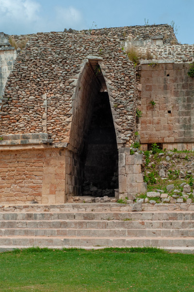古玛雅拱门，用石头建造，在Ek Balam考古地区