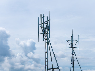电信GSM (4G)塔(天线、发射机)，蓝天白云
