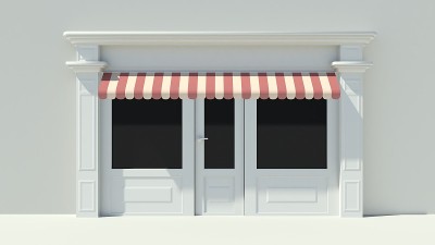 阳光灿烂的店面有大窗户白色的商店正面