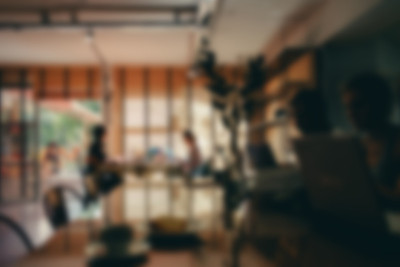 抽象模糊咖啡店内部的背景