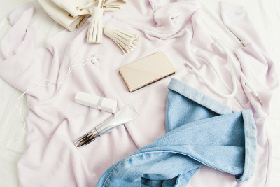 一套衣服和化妆用品。
