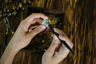 女工匠拆除手表。