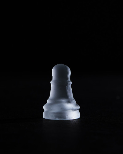 水晶棋子孤立在黑色背景
