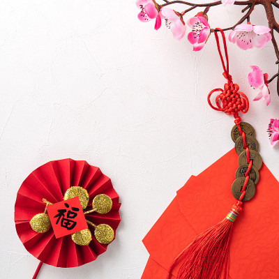 中国农历新年背景设计概念与粉红色的梅花和节日装饰。