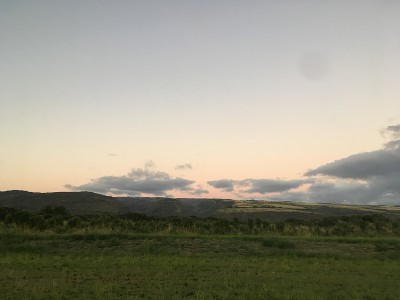 从夏威夷考艾岛的波利黑尔海滩看日落。