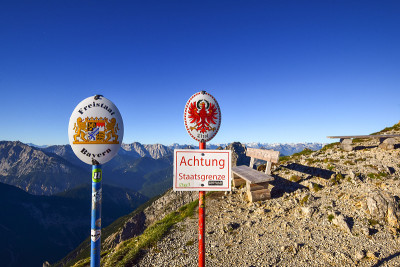 德国巴伐利亚州和奥地利泰洛州交界处的两个路标位于阿尔卑斯山卡文德尔山脉的山脊上。警告标志:“国家边界