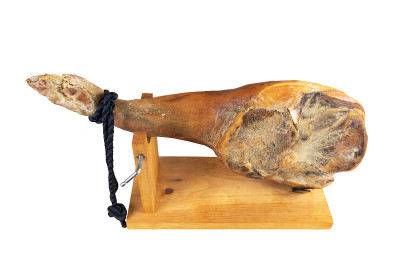 Jamon塞拉诺。一只孤立在白色背景上的西班牙火腿。传统西班牙塞拉诺火腿腿隔离。干腌火腿。整个腿。火