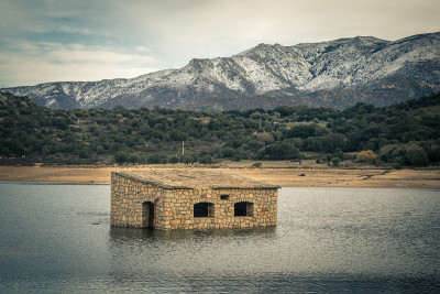 科西嘉岛湖中的废弃和部分淹没的石头建筑