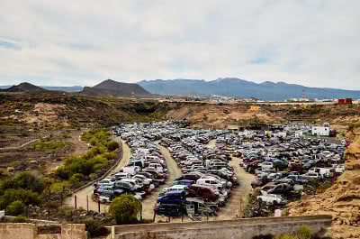 垃圾场里的旧汽车