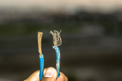 把电缆弄成锯齿状或条纹状