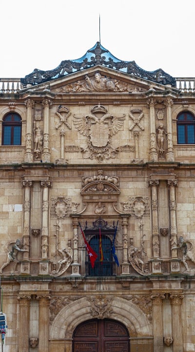 西班牙Alcala de Henares老Alcala大学的立面