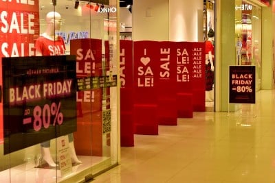 有低价广告的商店橱窗。