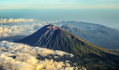 从飞机窗口看到的阿贡火山