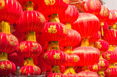 传统的红灯笼是中国新年的装饰。