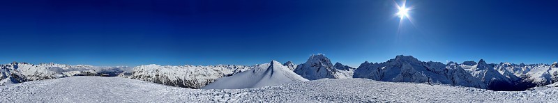 雪山山峰，蓝天高加索全景