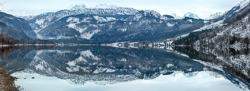 高山冬季湖泊全景图。