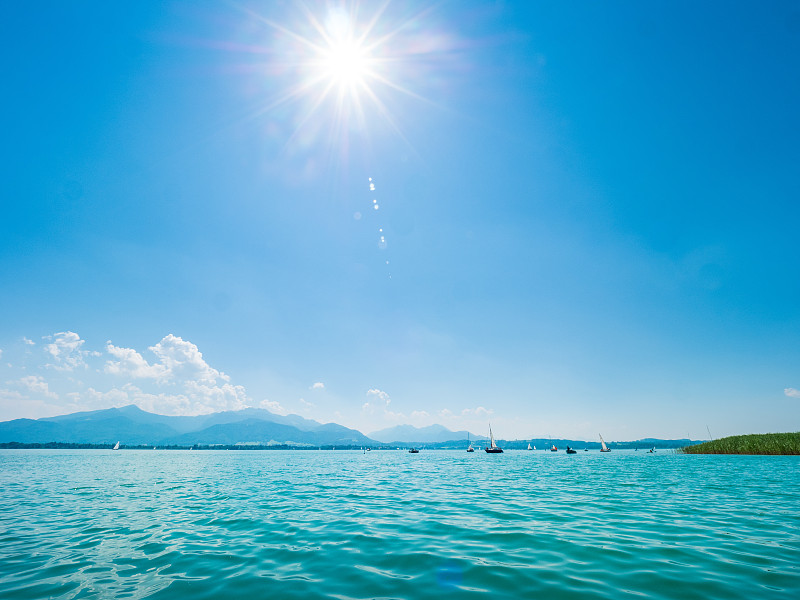 在一个阳光明媚的夏日，基姆湖