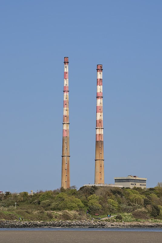 标志性的Poolbeg电站烟囱和Poolbeg CCGT站在晴朗的蓝天下