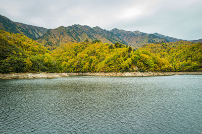 在秋色的Akutadami湖