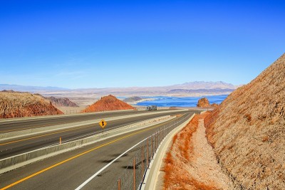 米德湖在美国内华达93号公路前可见