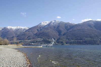 高山湖上的跳水板