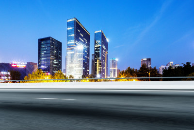 空旷的道路和现代化的建筑