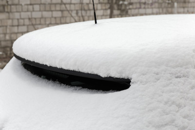 被雪困住的车的车顶和车尾的碎片