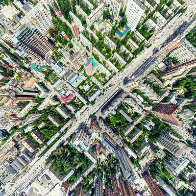 空中城市景观十字路口和道路，房屋，建筑物，公园和停车场。阳光明媚的夏日全景图