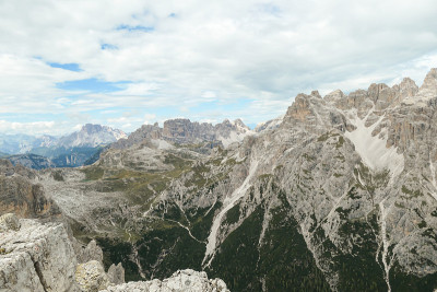 Oberbachernspitze -在意大利白云石高山上的一个遥远的观点。这座山是这个地区最高的山