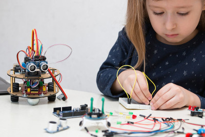 女孩和arduino机器人。