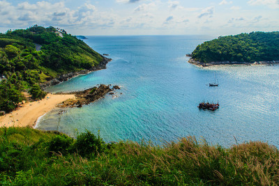 美丽的普吉岛悬崖和蓬贴海角附近的小岛的海景，最美丽的日落视角普吉岛，泰国。