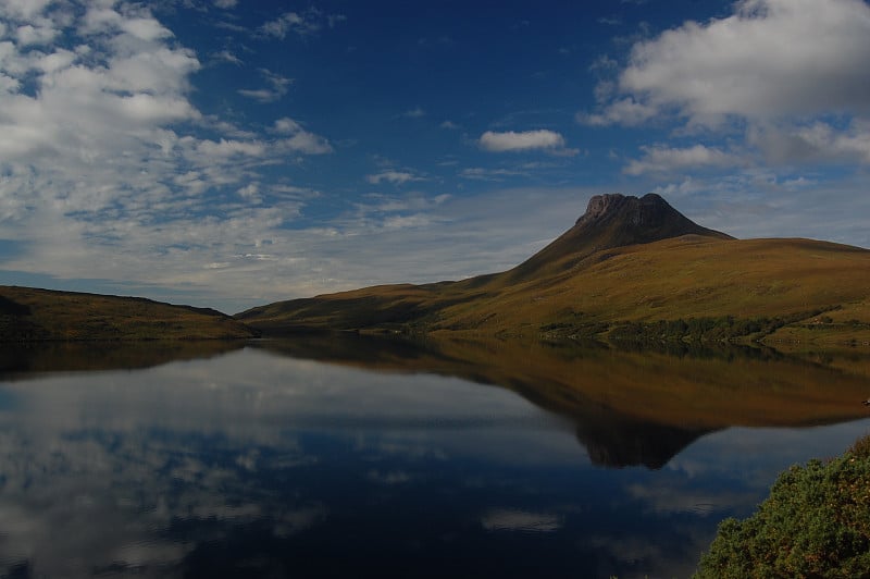 Stac Pollaidh反映在卢根湖