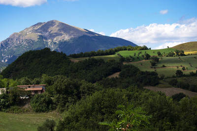 意大利阿布鲁佐坎普里周围群山的全景。Monti Gemelli(双山)属于Gran Sasso和Mo