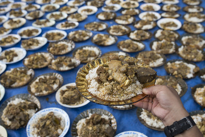 传统亚齐食物“Kuah Beulangong”/传统亚齐美食，由肉和菠萝蜜混合，吃白米饭