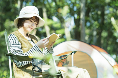 一个年轻女子在户外看书