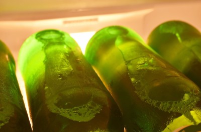 啤酒装在绿色玻璃瓶里，冷藏在冰箱里