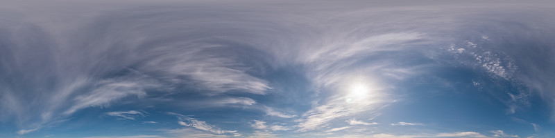 蓝色的天空全景卷云。球面等矩形无缝hdr 360度全景图。完整的天顶3D可视化，游戏和天空替换无人机