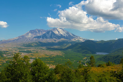 圣海伦山和城堡湖