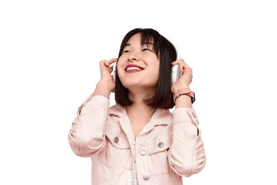 快乐的亚洲女性听音乐