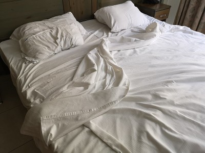 空着的双人床和未整理的白色