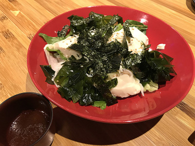 日式豆腐沙拉，上面铺有海草和日式料理。