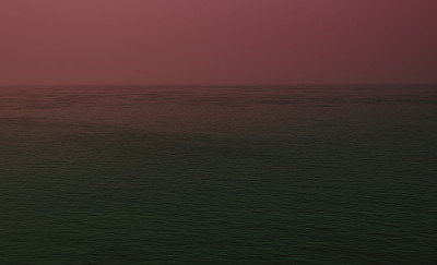 科德角日出时的粉色和绿色海景。交叉处理饱和印象的明亮和黑暗的黎明海滩景观。