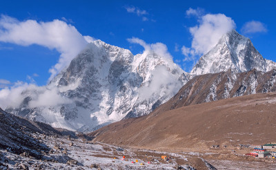 营地帐篷喜马拉雅山的山峰