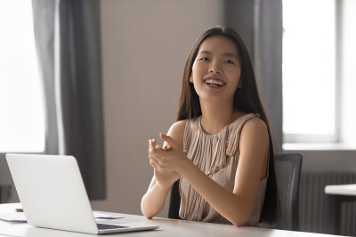 快乐的亚洲女员工为成功而兴奋地鼓掌