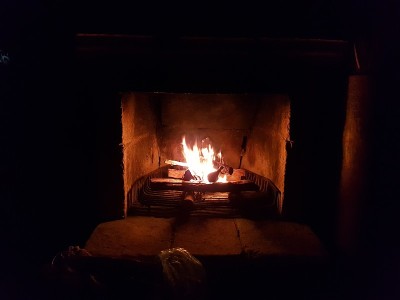 用圆木在小屋烟囱里生火