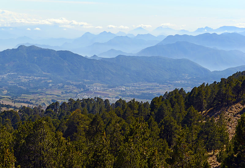 Pico de Orizaba火山(或Citlaltepetl)附近的山区地形是墨西哥最高的山，保留