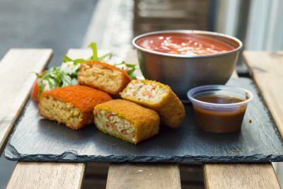 经典意大利arancini。里面有肉末和一些蔬菜的油炸饭团。