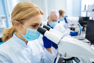 在实验室从事生物技术工作的研究人员