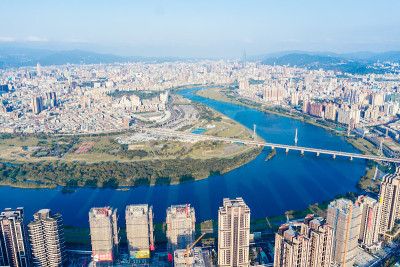 台北城市鸟瞰图-亚洲商业概念图像，白天和蓝天下的全景现代城市景观建筑鸟瞰图，拍摄于台湾台北。